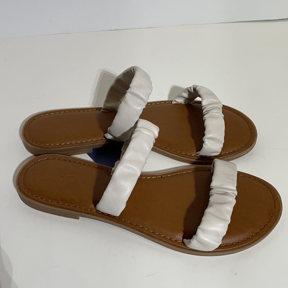 Women’s Bone Scrunched 2 Band Strap Sandals - Picture 5 of 6